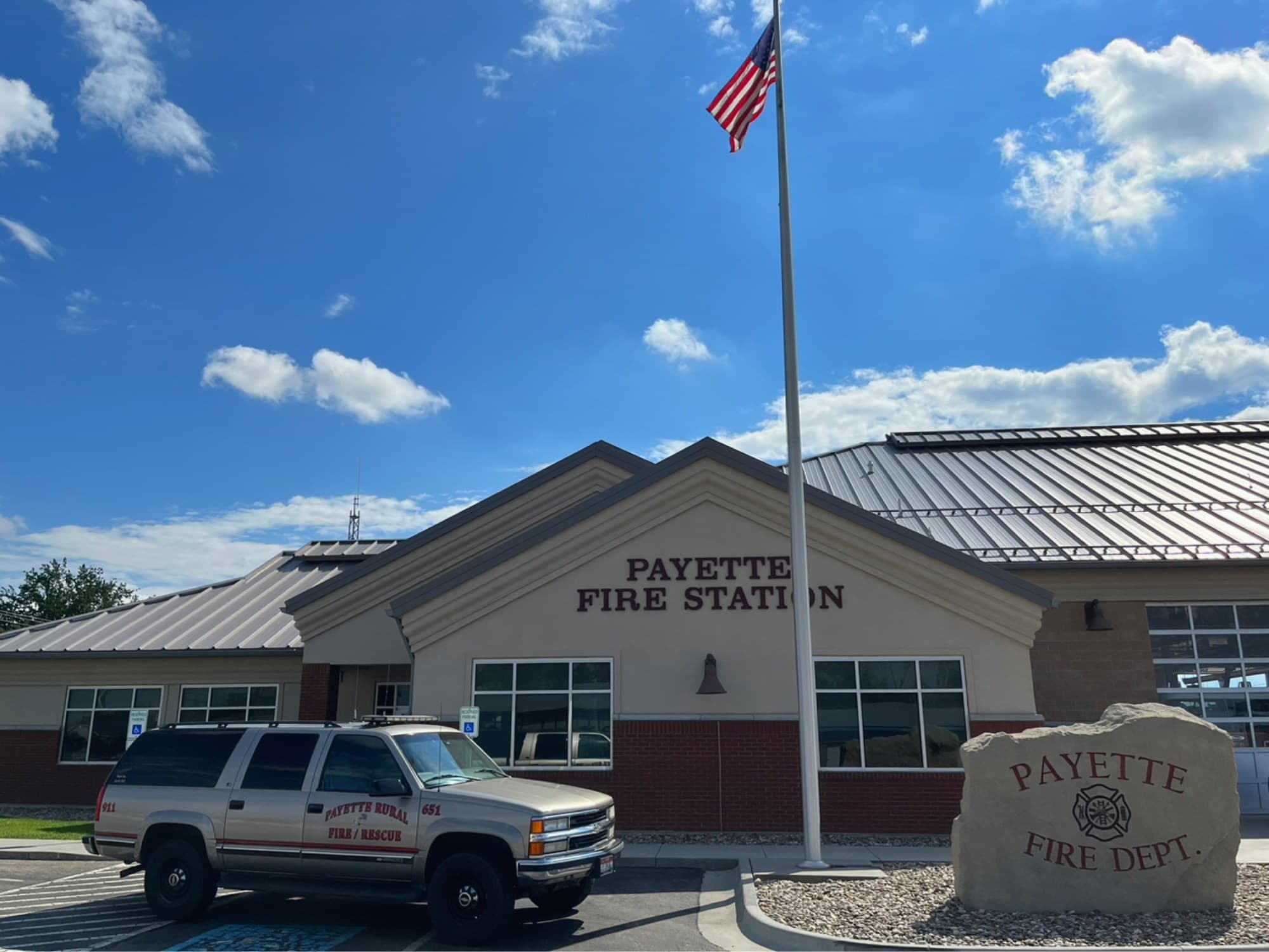 Payette apparatus and command vehicle staged at the station